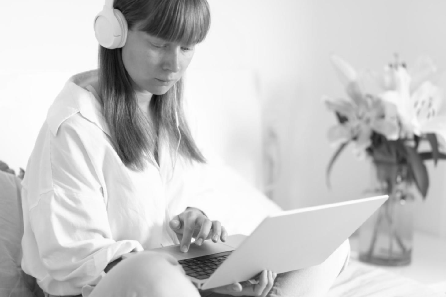 Teilnehmer bei der Arbeit mit Finanzplanungsunterlagen