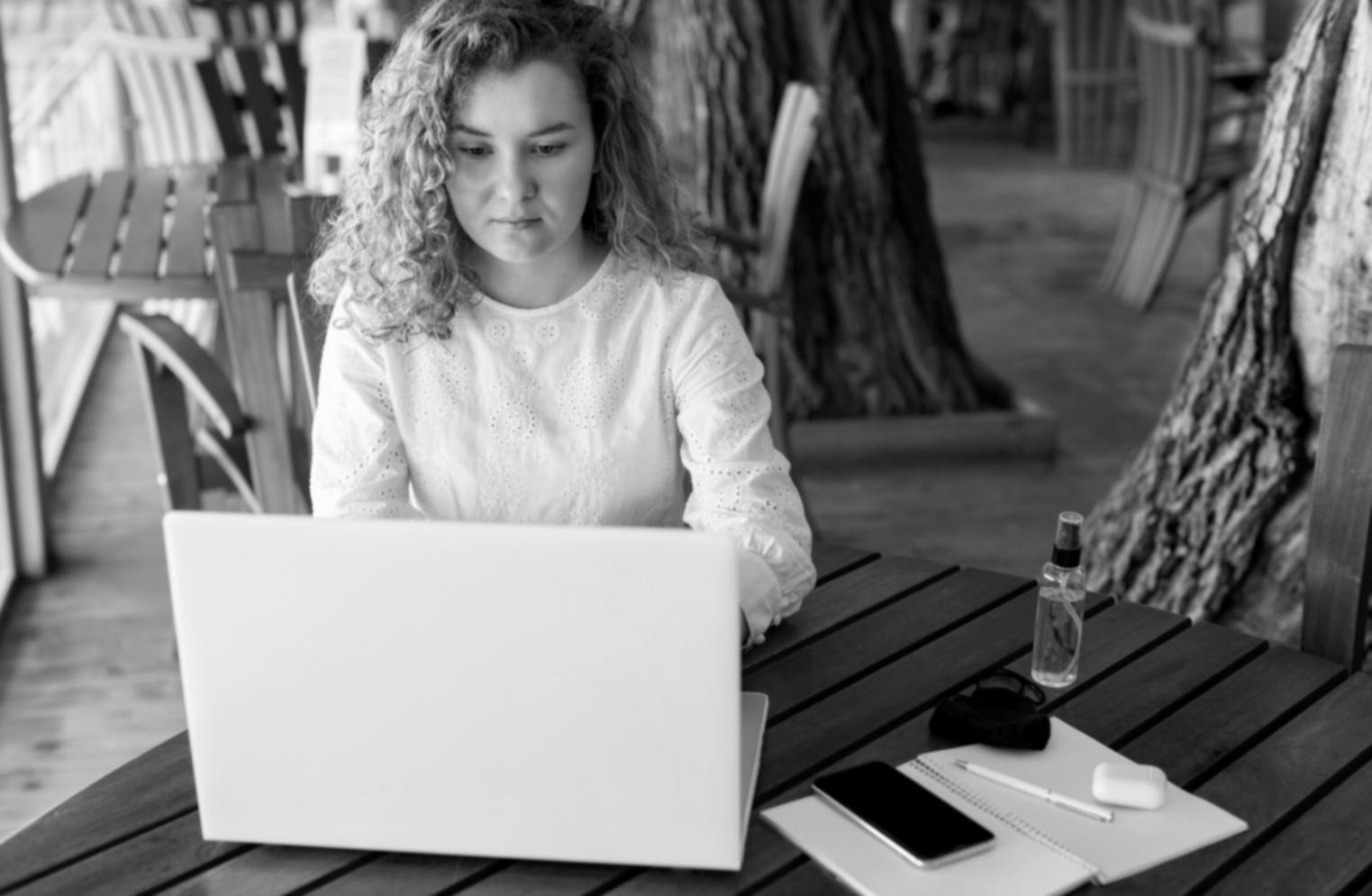 Team bei der gemeinsamen Arbeit an Finanzstrategien