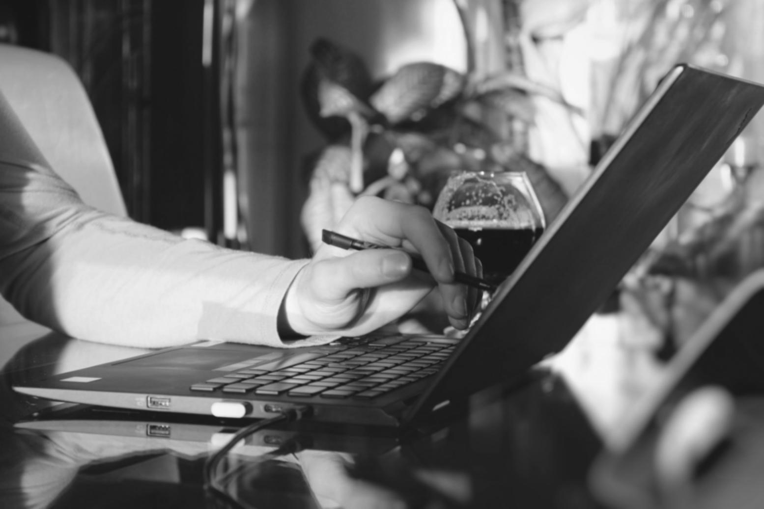 Teilnehmer bei einer Diskussion über Finanzplanung